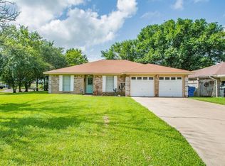 301 La Laja Dr, Angleton, TX 77515
