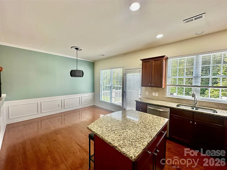 1104 Drayton Ct — Photo 9