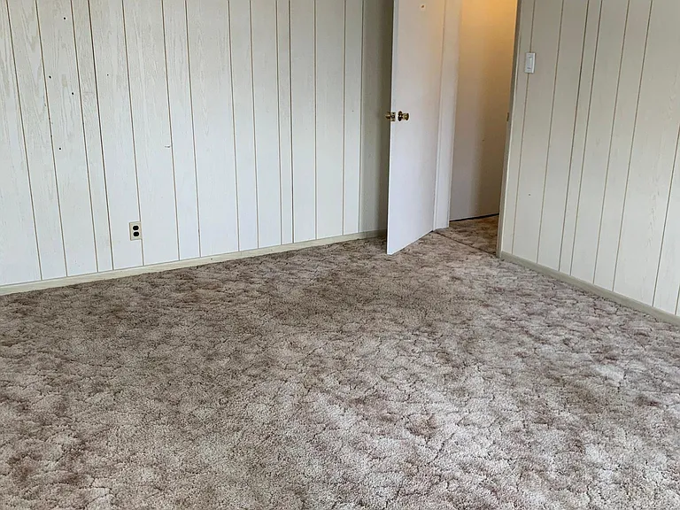 2nd Bedroom from opposite corner.