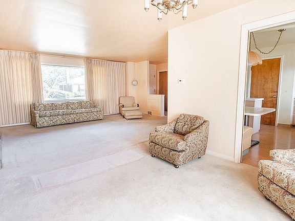 5th image of 32 Calderwood Dr