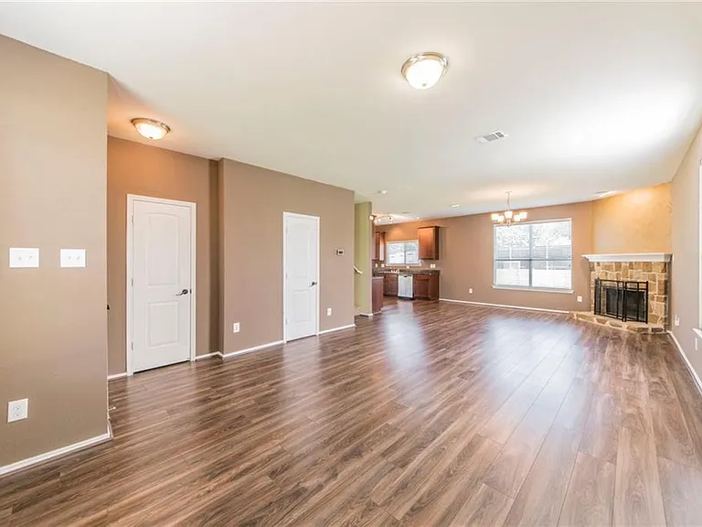 560 Griffith Dr — Photo 4