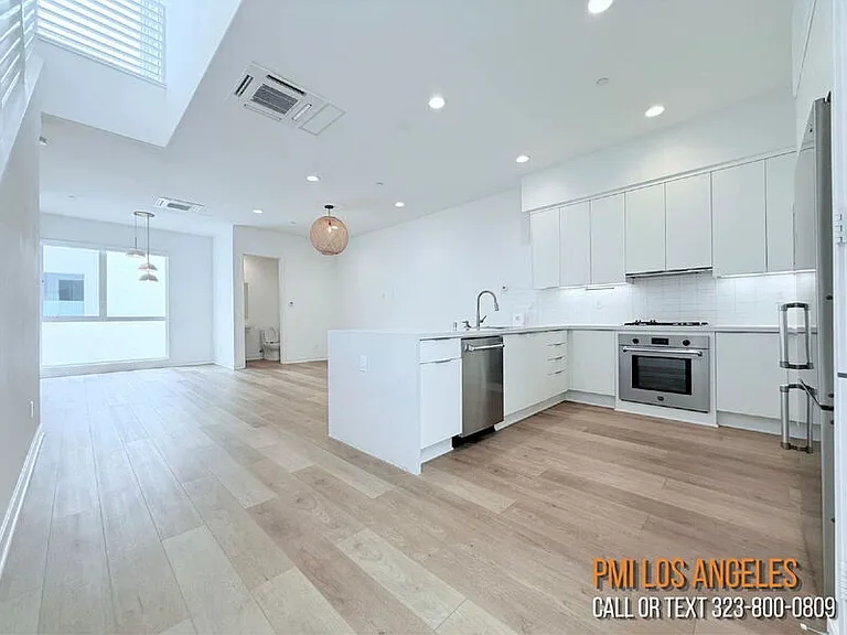 10917 1/2 Otsego St — Photo 27
