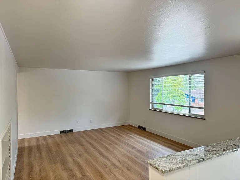 1505 Linden Ave — Photo 9