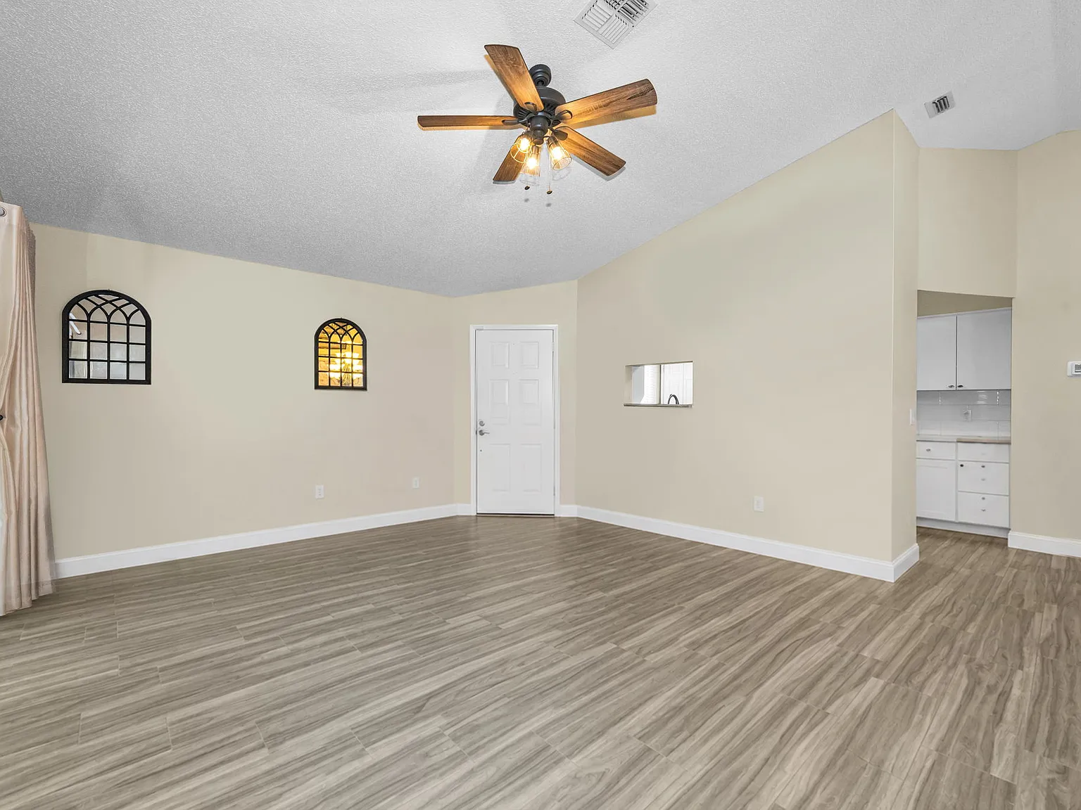Spacious 2 Bedroom 2 Bath Home — Photo 4