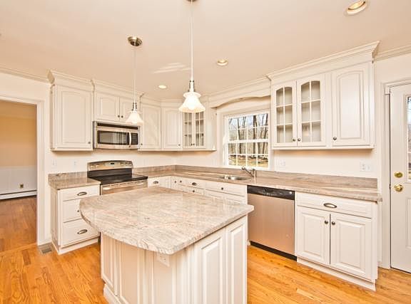 5th image of 30 Brook Farm Ln