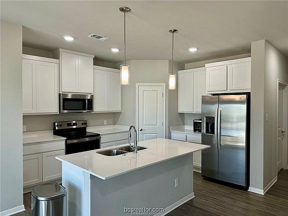 3rd image of 1326 Prairie Dr #121