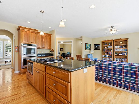 4th image of 1385 NE 12th Ave