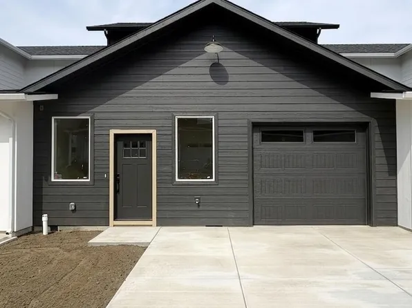 203 Bogey Ln, Eagle Point, OR 97524