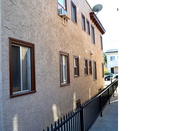 4th image of 975 W 42nd Pl