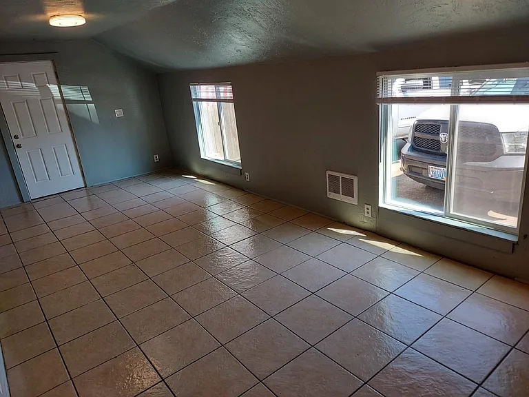 143 E Milton St — Photo 2