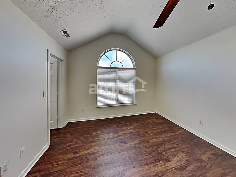 2521 Fairstone Ave — Photo 12