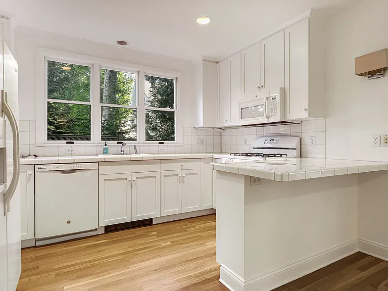 14 Grove Ln — Photo 10