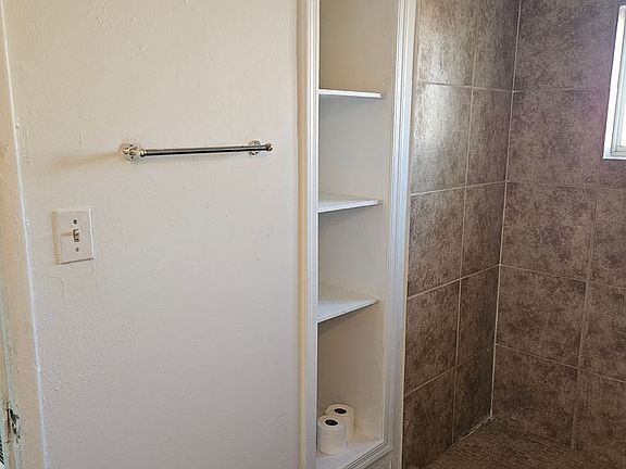 3rd image of 2036 W Adams St APT 2