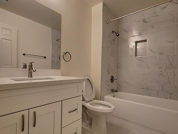 3rd image of 1089 Regency Knoll Dr