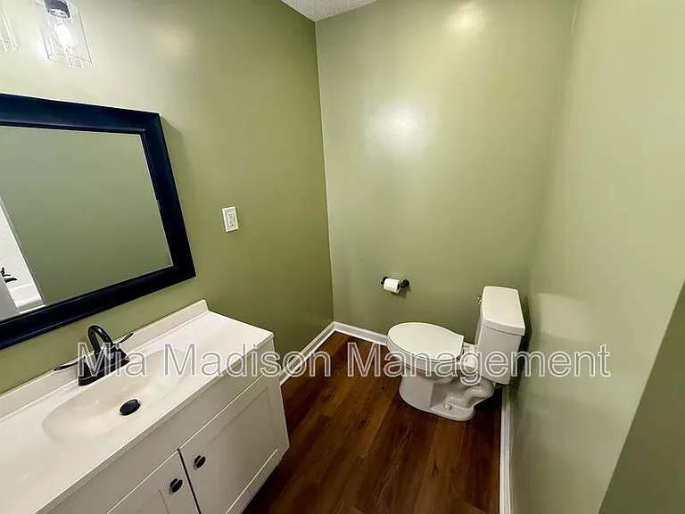 2233 E Derenne Ave — Photo 18