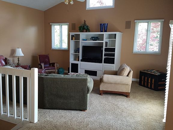 3rd image of 204 S Pinehurst Ln