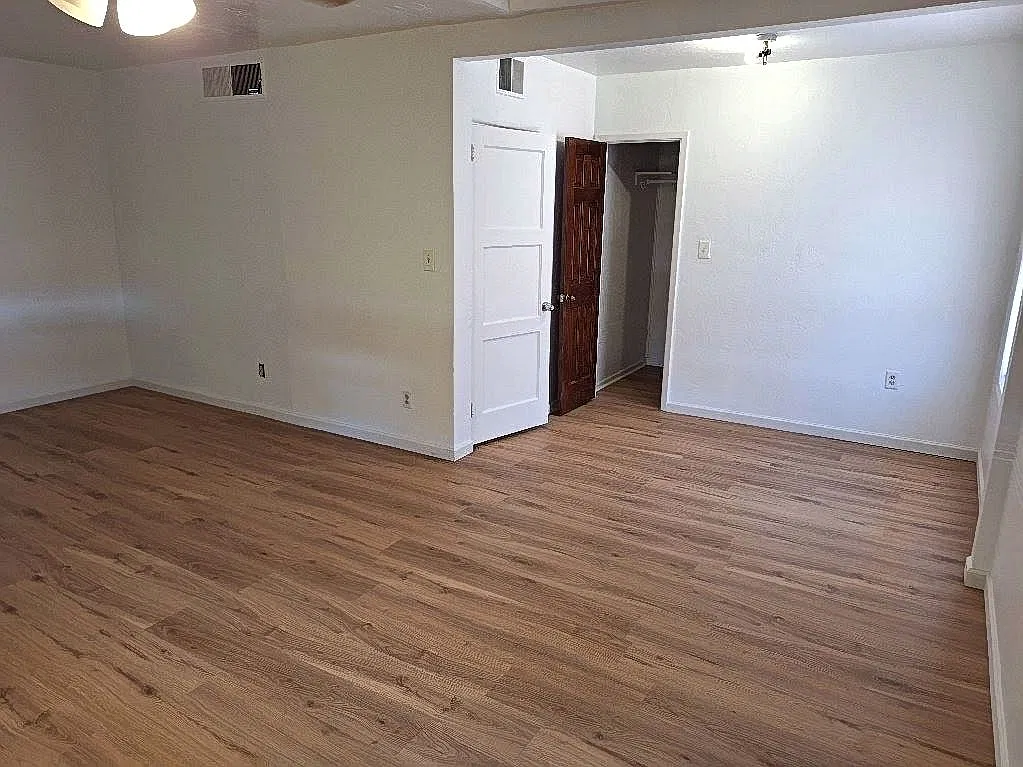 3 bed, 2000 sqft, $2,500 — Photo 2