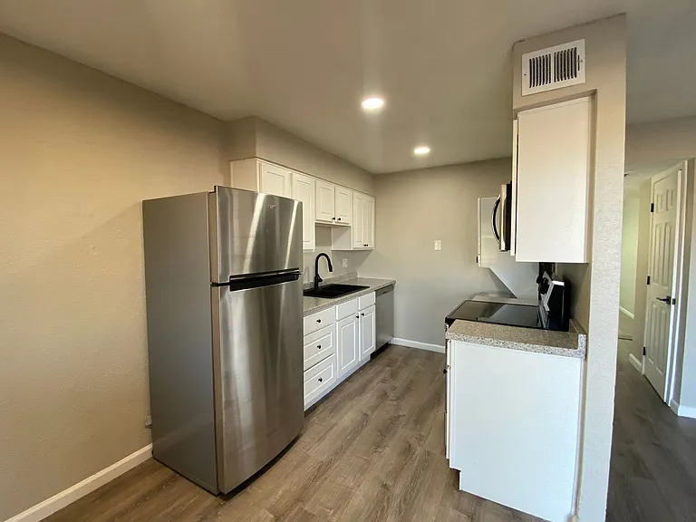 1829 E Broadway Rd — Photo 10
