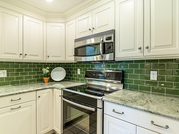 5th image of 13 Candlewood Dr