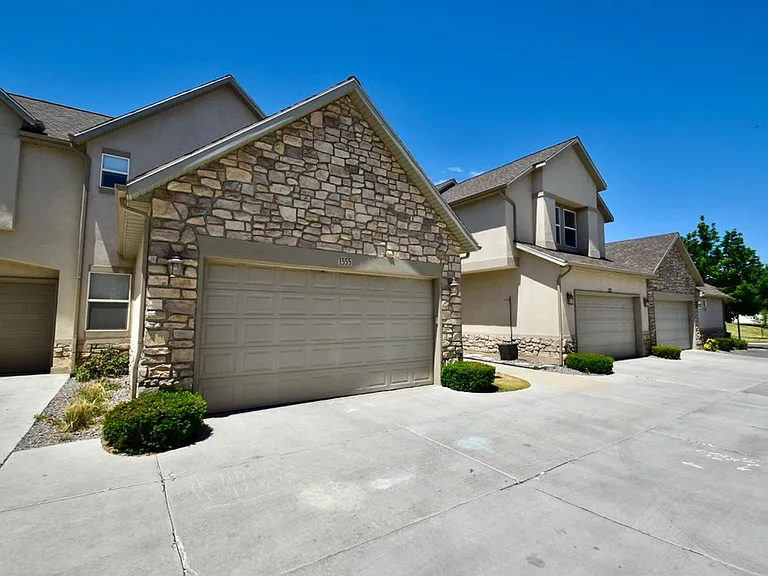 1555 Wynview Ln — Photo 2