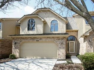 8518 Thistlewood Ct, Darien, IL 60561