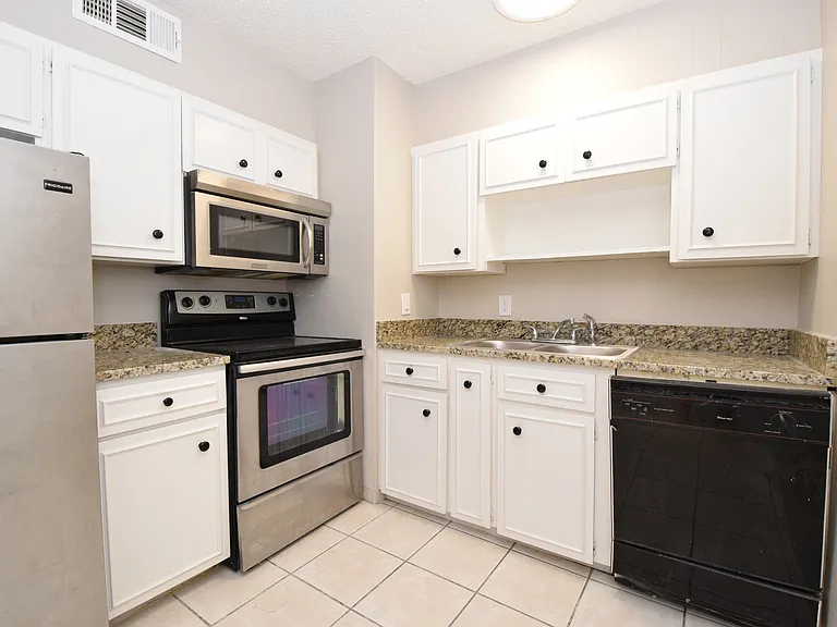 2404 Longview St #103 — Photo 8