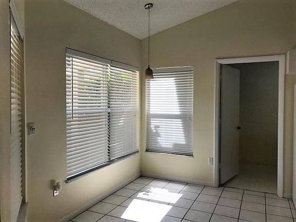 4th image of 702 NW San Remo Cir