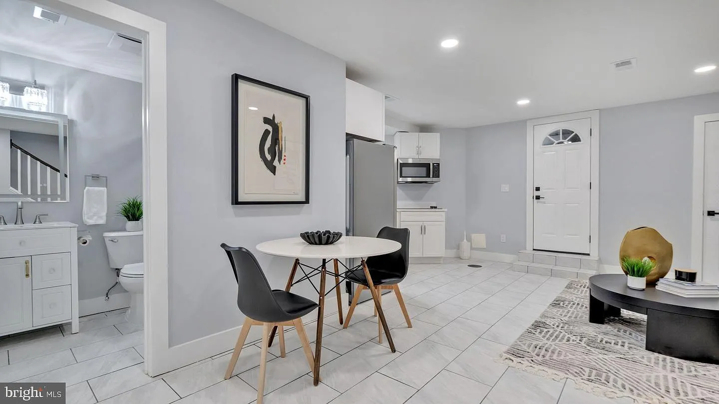 1 bed, 1.0 bath, 1000 sqft, $2,000 — Photo 1