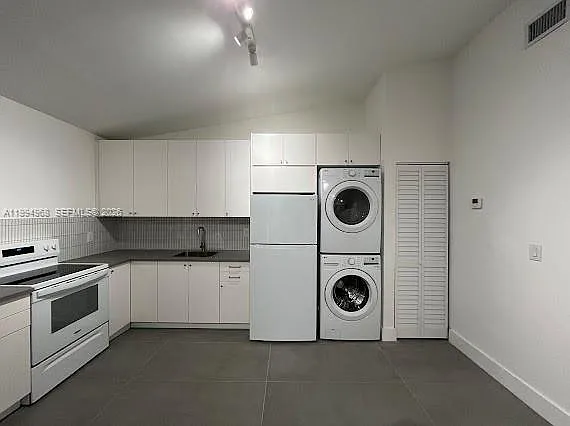 6101 NE Miami Ct #2 — Photo 4