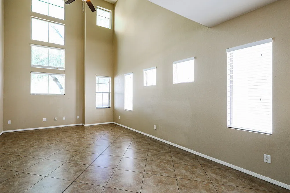 3 bed, 3.0 bath, 1951 sqft, $1,715 — Photo 4