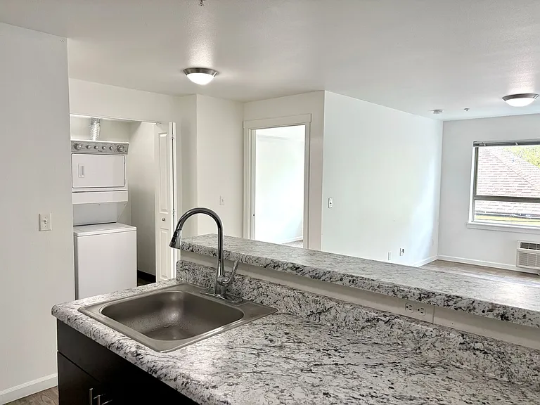 Roseland Apartments — Photo 8