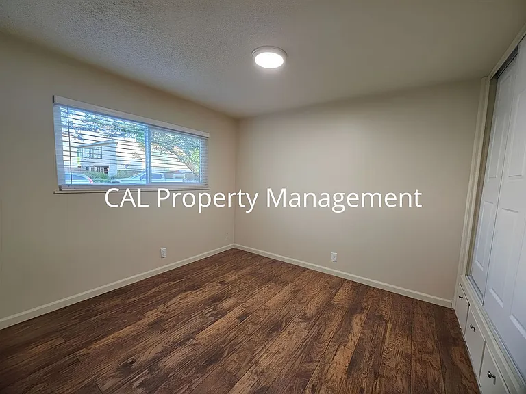 918 Illinois Ave — Photo 17