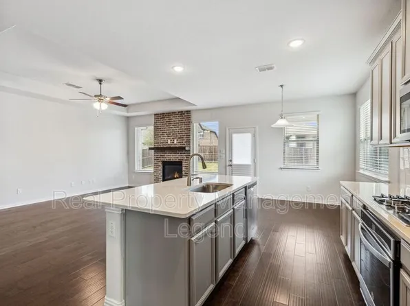 1833 Meadow Trail Ln, Aubrey, TX 76227