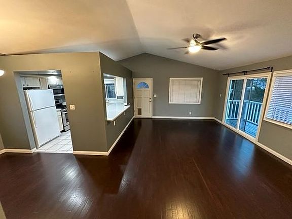 4th image of 524 Newport Ave