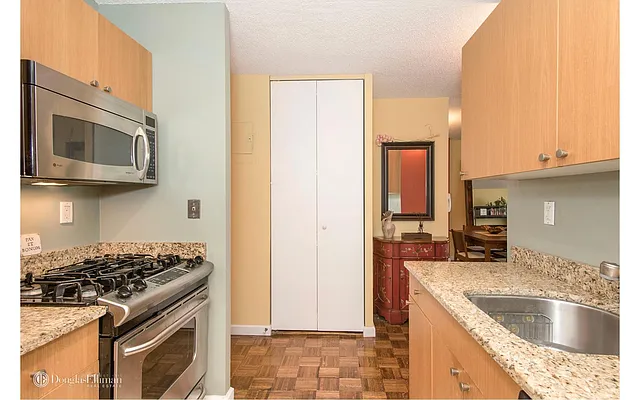 Sold by Douglas Elliman | media 14