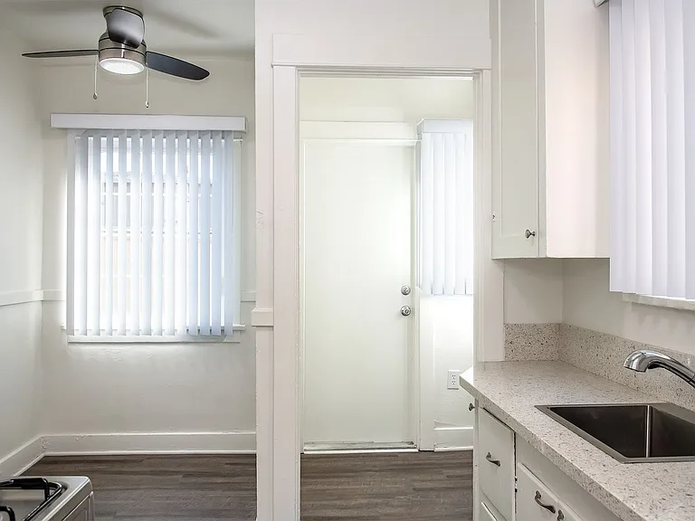 1109 N Lake Ave — Photo 10