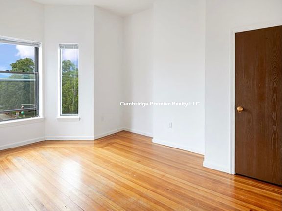 5th image of 790 Main St APT 8