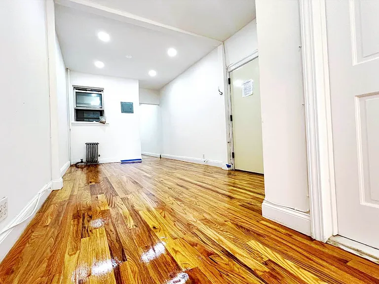256 12th St #2R — Photo 8
