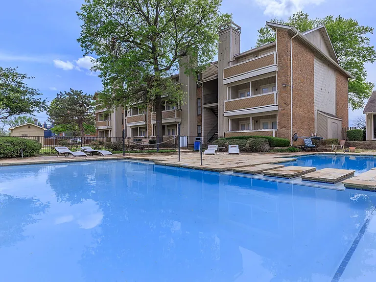 Lincoln Glens Apartments — Photo 11
