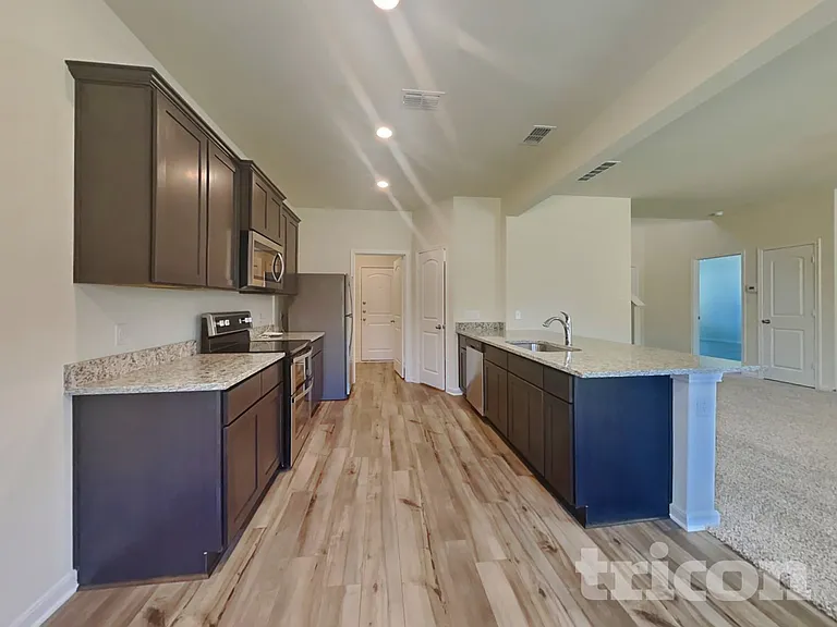 1933 Belmont Ln — Photo 5