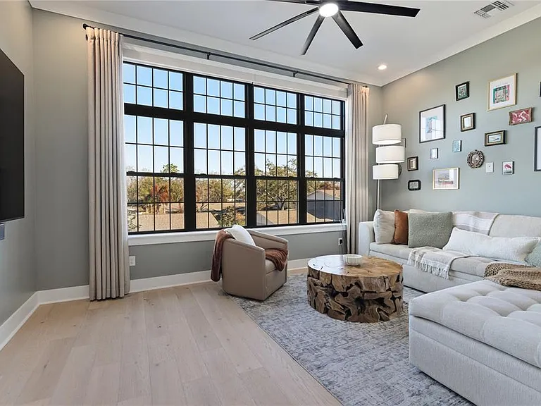 64 N Park Ave — Photo 19