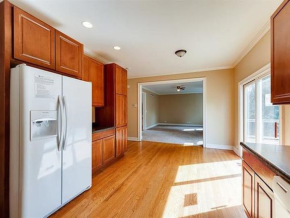 4th image of 15 Hilltop Ln