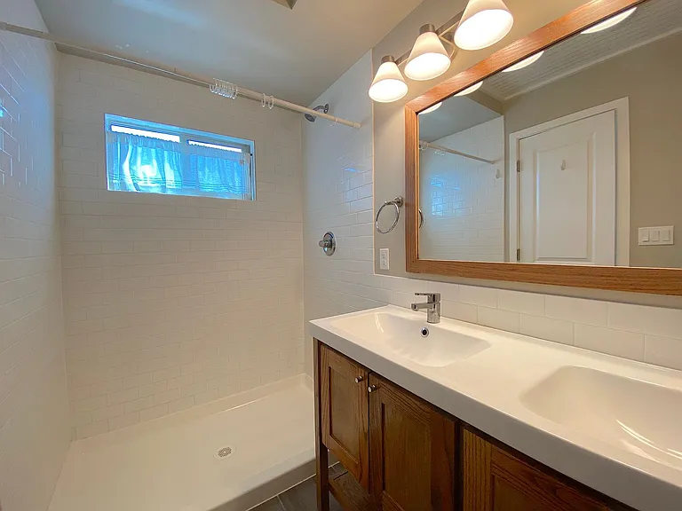 4004 Camelot Hts #B — Photo 24