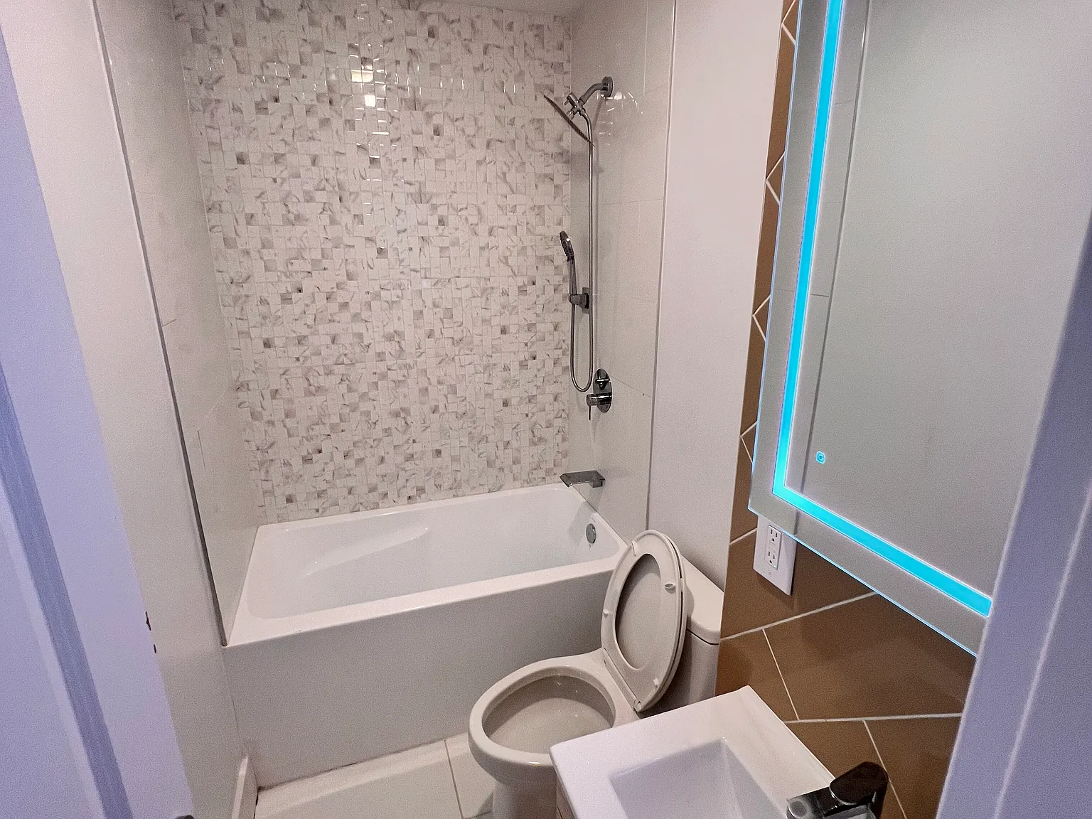 2 bed, 950 sqft, $2,800 — Photo 2