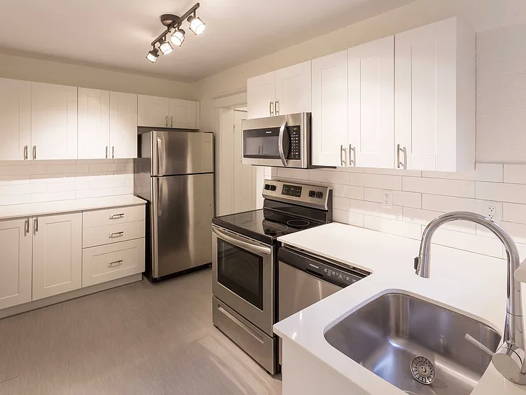 14 Severn Ave #401 — Photo 2