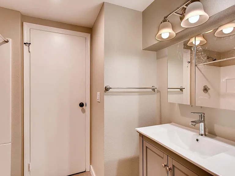 2100 NE Flanders St #2100 — Photo 6