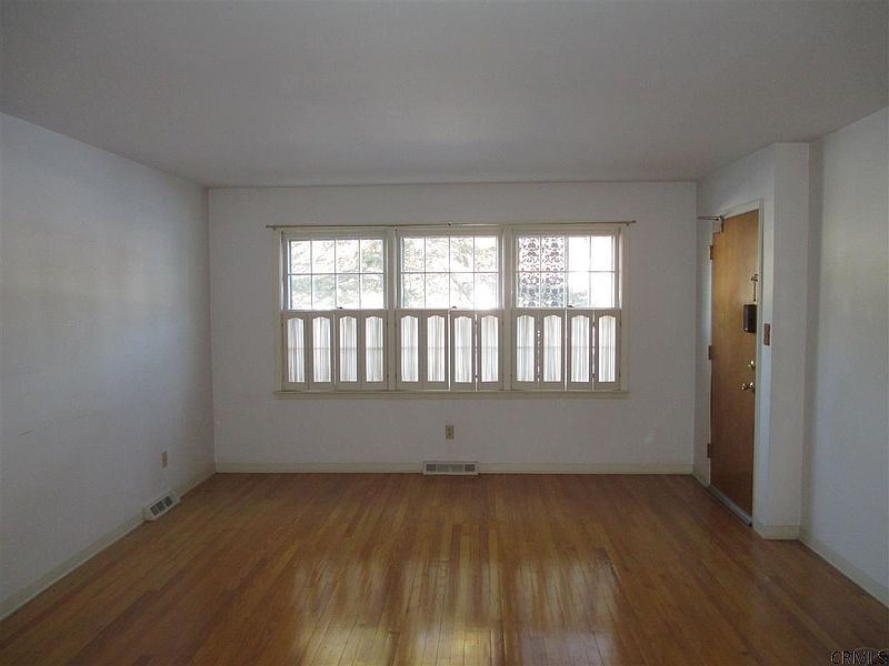2nd image of 11 KENSINGTON Court