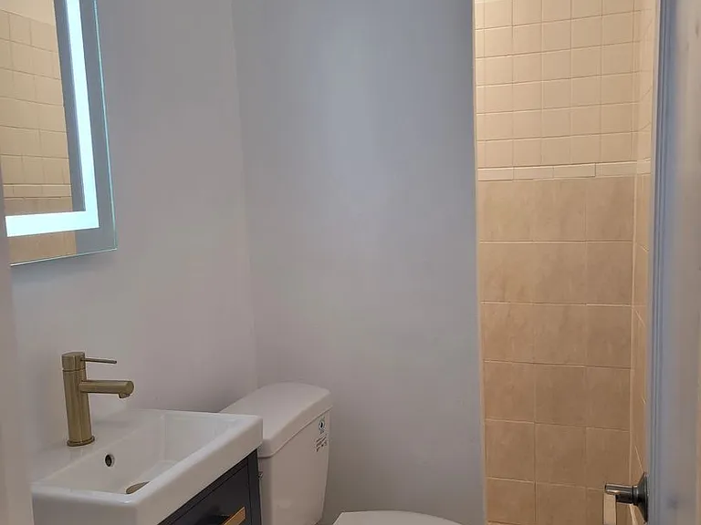 Pollyanna Apartments — Photo 7