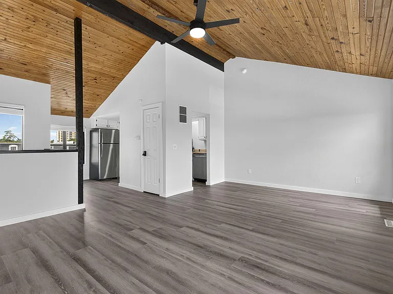 1030 E Elm St — Photo 5