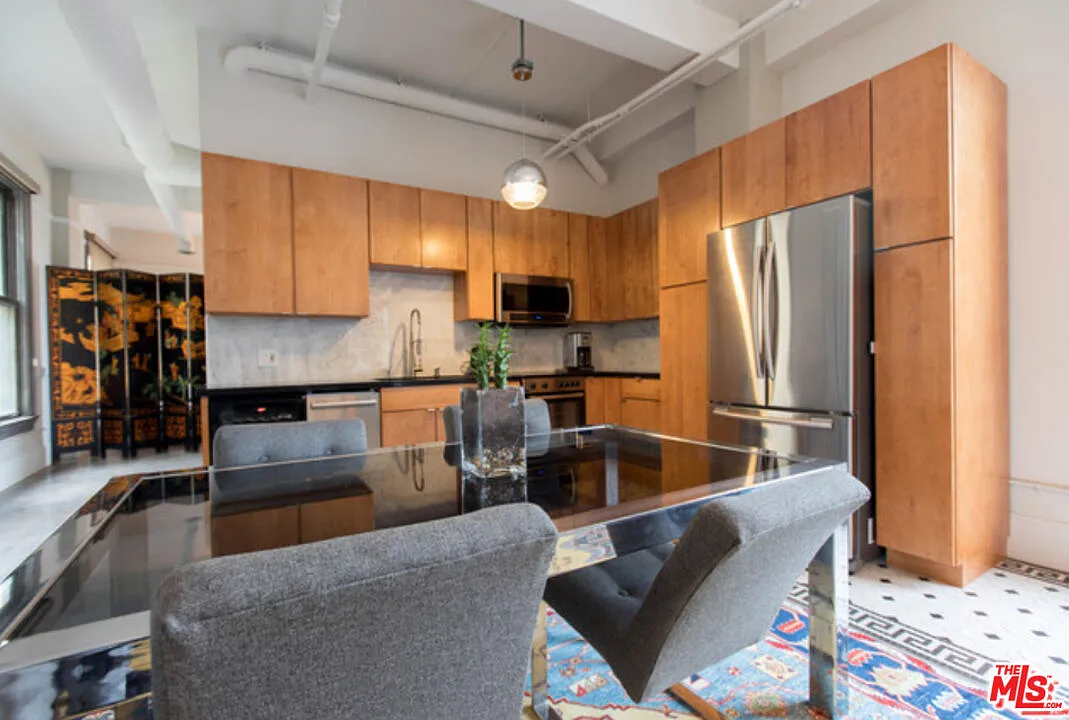 1 bed, 1.0 bath, 910 sqft, $3,250 — Photo 2